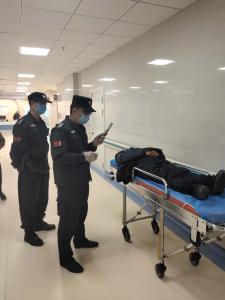 隊(duì)員在達(dá)州市中心醫(yī)院急診科處理三無(wú)患者